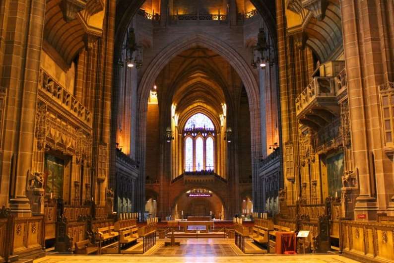 كاتدرائية ليفربول خامس اكبر كنيسة في العالم ، وتعد من اشهر الاماكن السياحية في ليفربول بريطانيا