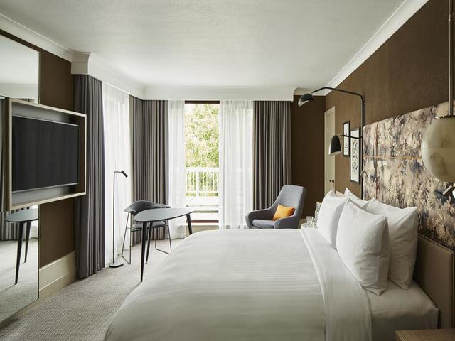 تتمتع الغرف القياسية في فندق ماريوت لندن ريجنت بارك بتصميم مميز و عصري.