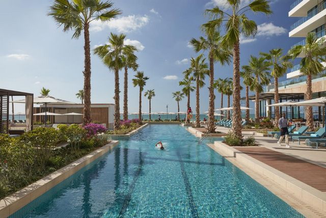 يضم فندق مندرين اورينتال دبي مسبح في الهواء الطلق