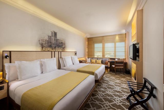 تتميز الغرف في فندق ماركو بولو دبي بديكورات أنيقة
