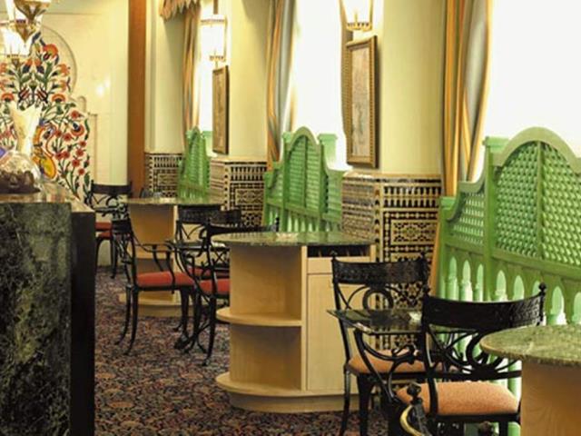 يُوفّر فندق الماريوت المدينة المنورة مطعمان يُقدّمان المأكولات العالمية.
