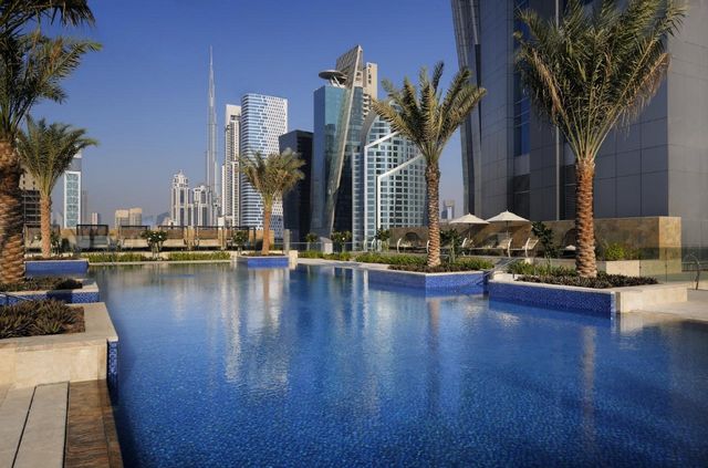 يضم فندق ماريوت ماركيز دبي مسبح في الهواء الطلق