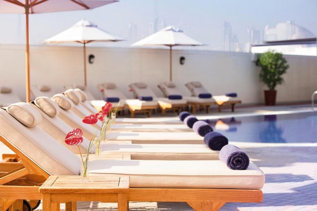 يشتمل فندق جراند بلازا موفنبيك دبي على مسبح في الهواء الطلق