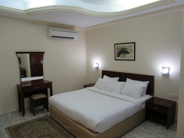 تم تجهيز الغرف ببساطة في شقق فندقية رخيصة في مسقط 