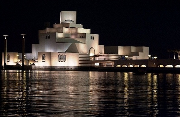مشهد ليلي لمتحف الفن الإسلامي في الدوحة - الاماكن السياحية في الدوحة قطر