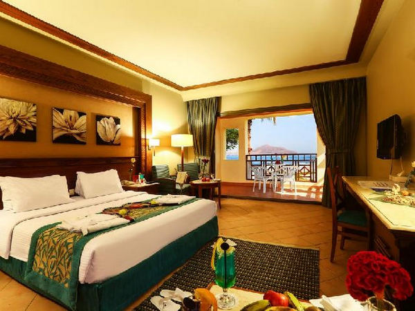 غُرفة جميلة بإطلالة رائعة على البحر في اجمل فنادق خليج نبق 5 نجوم
