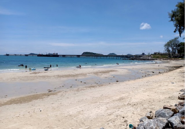 شاطئ نانج رام في بتايا، وجهة مثالية للراحة والاستجمام