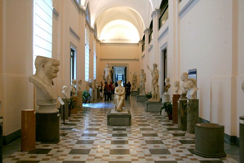 المتحف الاثري الوطني في مدينة نابولي ، حيث يعد من اهم الاماكن السياحية في نابولي