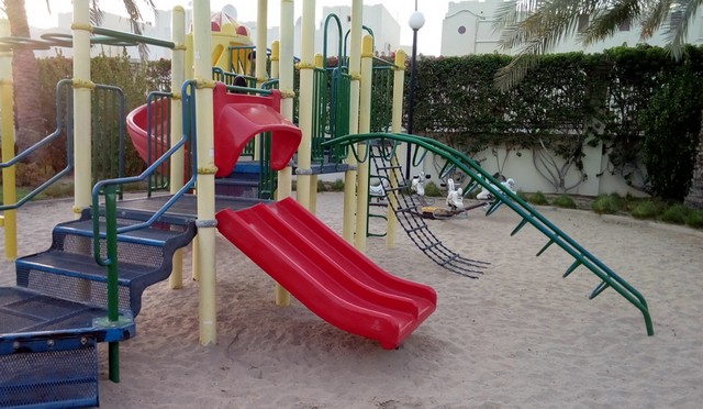 منطقة اللعب الخاصة بالاطفال الموجودة في الحديقة