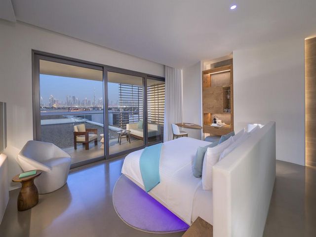 تتميز الغرف في فندق نيكي بيتش في دبي بمساحاتها الواسعة.