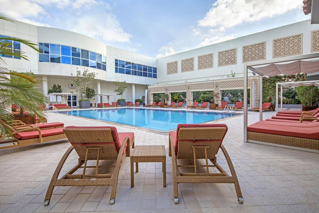 فندق النوفتيل دبي يضم مسبحًا خارجيًا قمة في الروع، وهو أيضًا مُناسب للأطفال