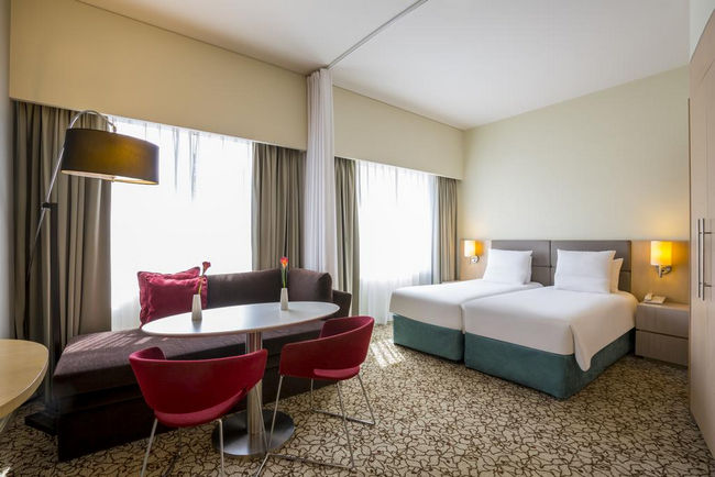 حجز فندق نوفوتيل دبي اختيار مثالي كونه يُقدم إقامة مُريحة في غُرف أنيقة وبسيطة