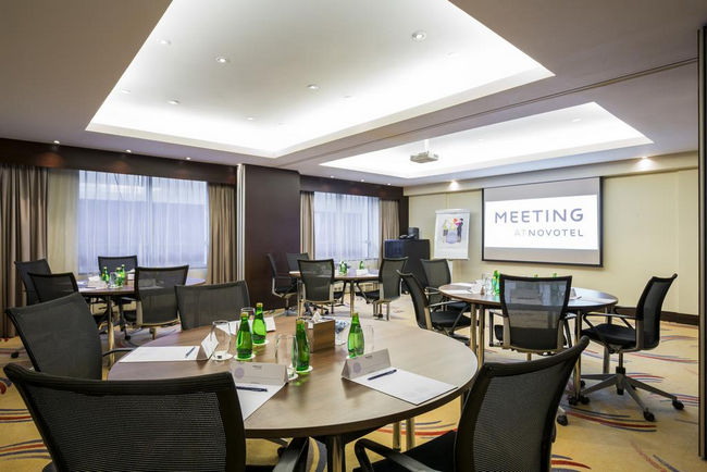 فنادق نوفوتيل دبي تشتمل على غُرف اجتماعات ومؤتمرات مُميزة تتسع لأعداد كبيرة