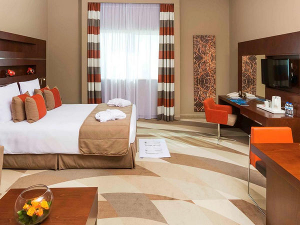 الغُرف في فندق نوفوتيل دبي مُميزة وأنيقة ومُريحة للغاية