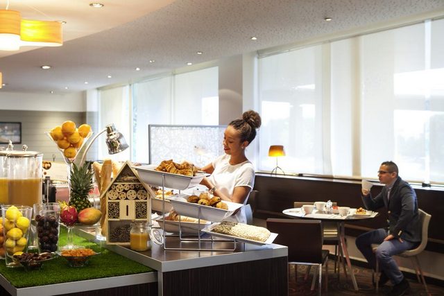 
 كما يقدم فندق نوفوتيل باريس لاديفانس وجبات من المطبخ الباريسي ووجبات للاطفال