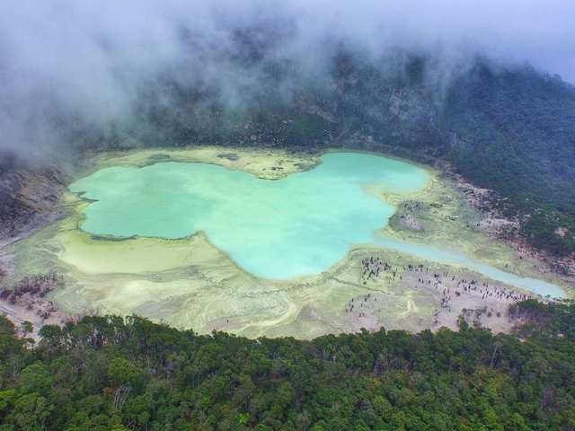 بحيرة بركانية بالقرب من بحيرة فينيسيا باندونق