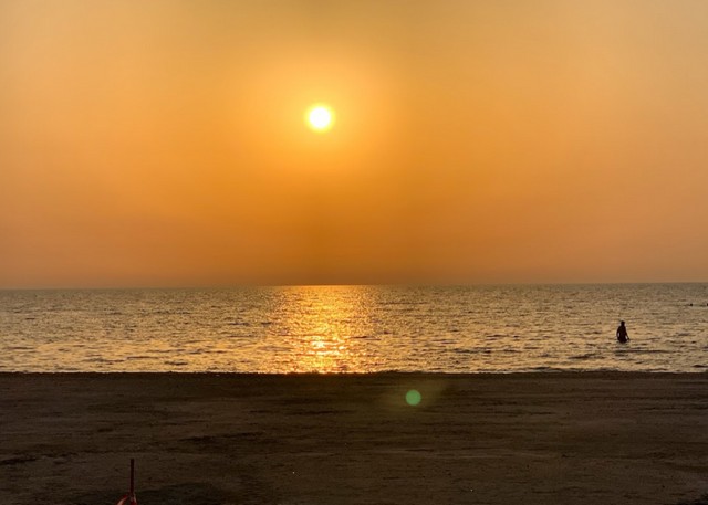 شاطئ بلاج الجزائر البحرين