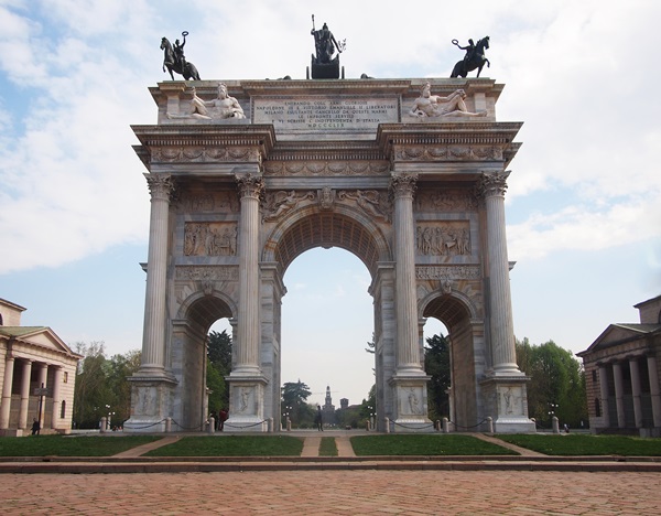 قوس السلام او قوس النصر من اهم المعالم السياحية في ميلانو - صور ميلانو