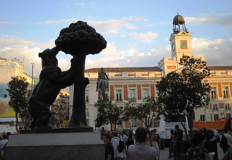 منحوتة الدب وشجرة التوت في ساحة بويرتا ديل سول في مدريد إسبانيا