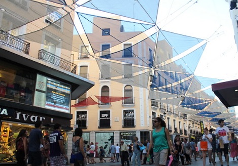 المحلات التجارية في ساحة بويرتا ديل سول في مدريد إسبانيا