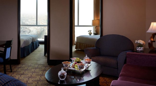 يُقدّم فندق بولمان زمزم مكة إطلالات مُميّزة على الحرم المكي.