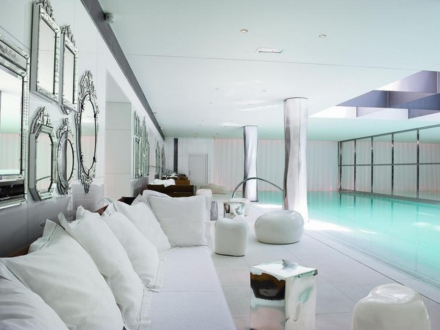 حمام سباحة ومرافق سبا وعناية في فندق رافلز باريس الرائع