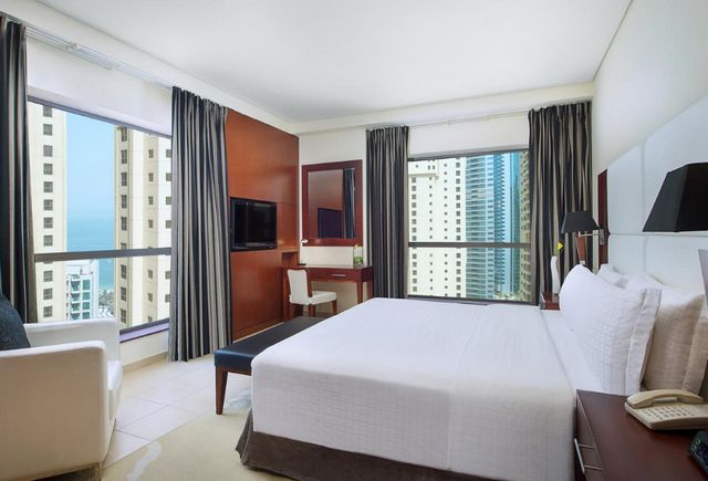 تشتهر غرف فندق رامادا دبي جي بي ار بإطلالة ساحرة