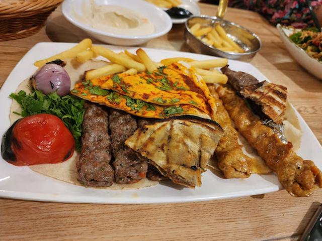 مطعم ربوع لبنان في خورفكان