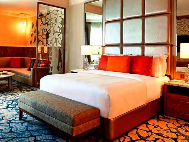 يوفر اشهر فندق في دبي العديد من المرافق والخدمات الممتازة