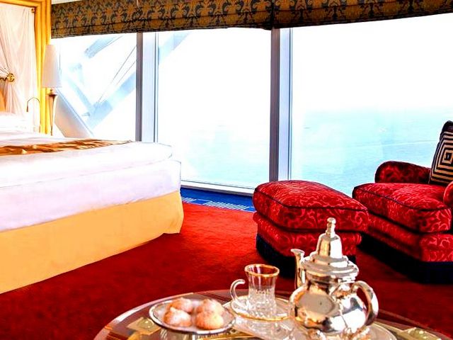 اشهر الفنادق في دبي عديدة، وتوفر جميعها مساحات إقامة مميزة مع مرافق ترفيهية