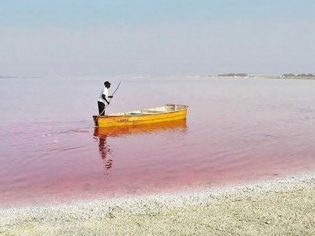 البحيرة الوردية في السنغال