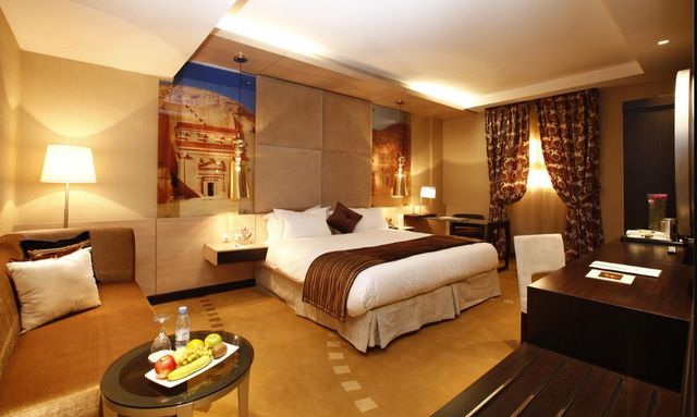 فندق جاكوزي الرياض يتميّز ببناء ضخم مُمتد وواجهة وبهو مُذهليّن