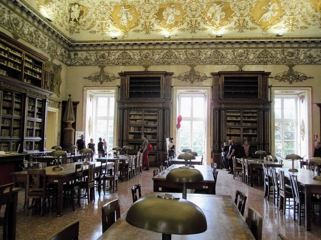 القصر الملكي في نابولي
