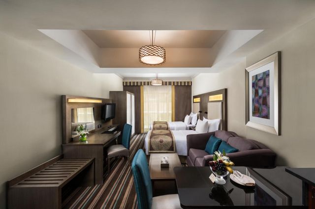 يوفر فندق سافوي بر دبي غرف عصرية الديكورات