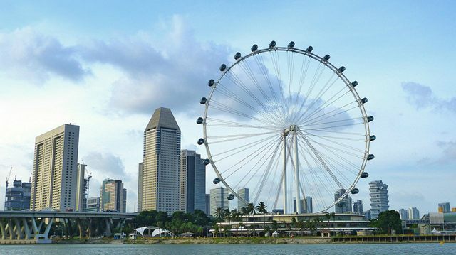 عجلة سنغافورة الدوارة تزيّن أفق المدينة