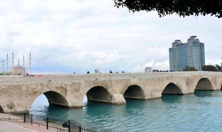 الجسر الحجري في اضنة من اهم الاماكن السياحية في مدينة اضنة