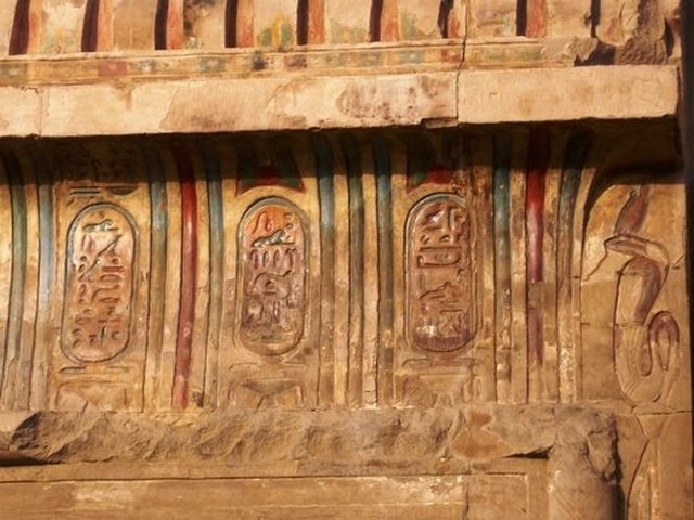 جدران معبد كوم امبو الداخلية