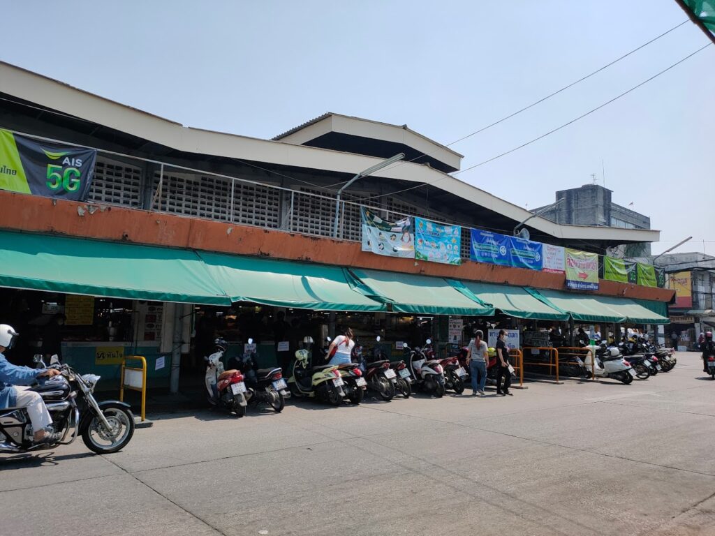 سوق سيري واتانا في شنغماي