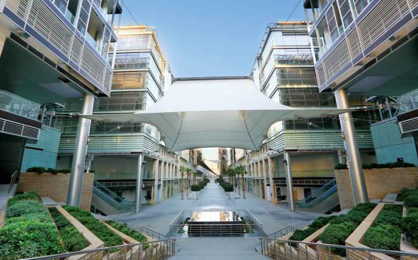 يقع البوليفارد أرجان من روتانا في وسط المدينة الجديد - العبدلي في وسط الحي التجاري في عمان، ويقدم غرف مصممة بذوق وصنّف من افضل فنادق عمان الأردن