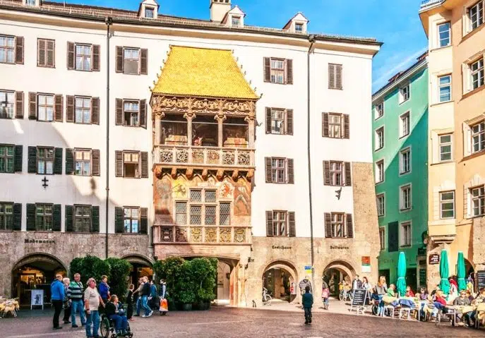 السطح الذهبي من اجمل اماكن سياحية في انسبروك النمسا