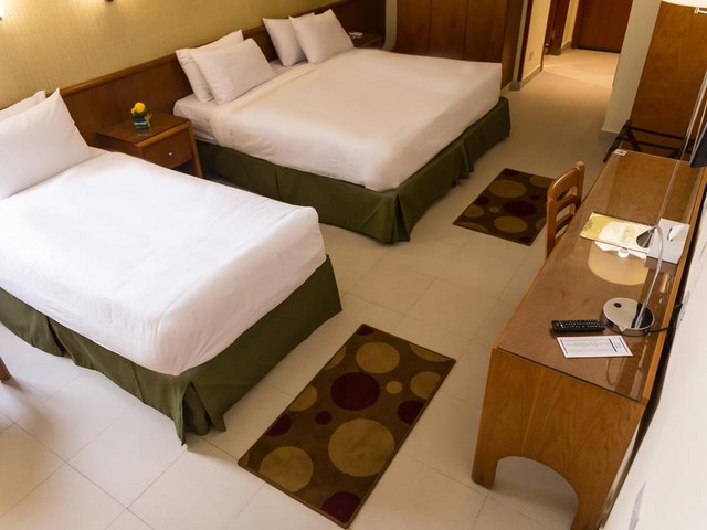 الغرف متعددة السرائر في فندق جراند بلازا اسكندرية سموحة مع مرافق الغرف المميزة