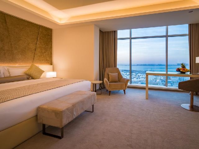 غرفة نوم بإطلالة رائعة في فندق ومركز مؤتمرات ذا غروف بحرين