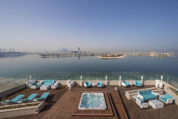 مسبح فندق ذا رتريت نخلة دبي في الامارات