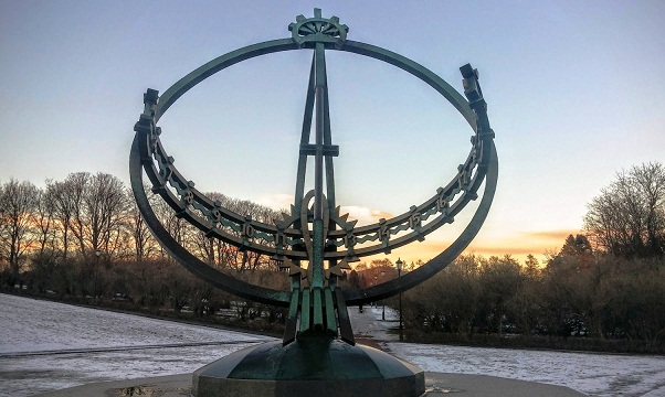 الساعة الشمسية في حديقة فيجلاند في أوسلو