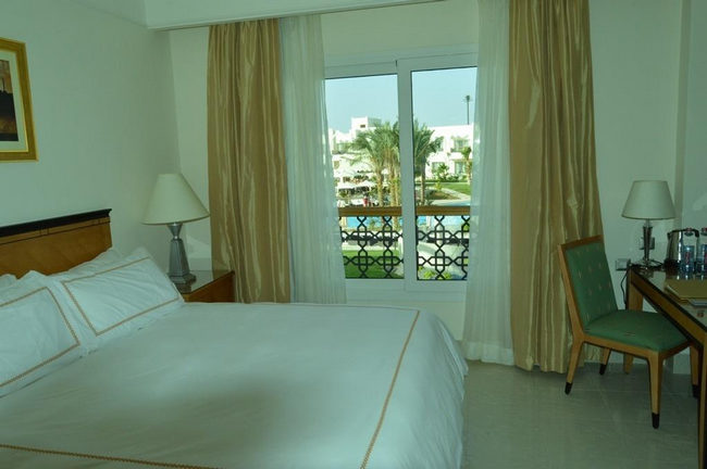 غُرفة قياسية أنيقة مُطلة على المسبح في ارخص الفنادق في شرم الشيخ