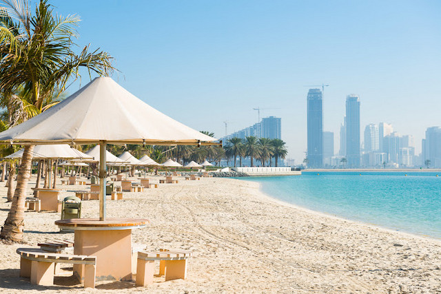 حدائق وشاطئ الممزر من اجمل الاماكن السياحية في دبي واحدى اكبر شواطئ دبي الامارات مناطق سياحية في دبي