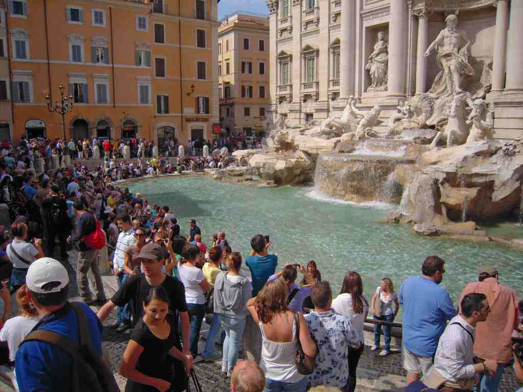 نافورة تريفي من اشهر معالم السياحة في روما ايطاليا