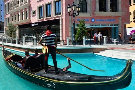 جولة القارب في فينيسيا ميجا مول في إسطنبول