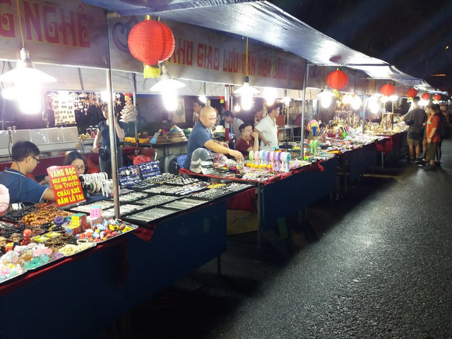 سوق دونغ شوان في هانوي