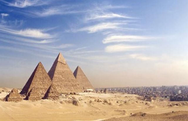 اين تقع الاهرامات في مصر